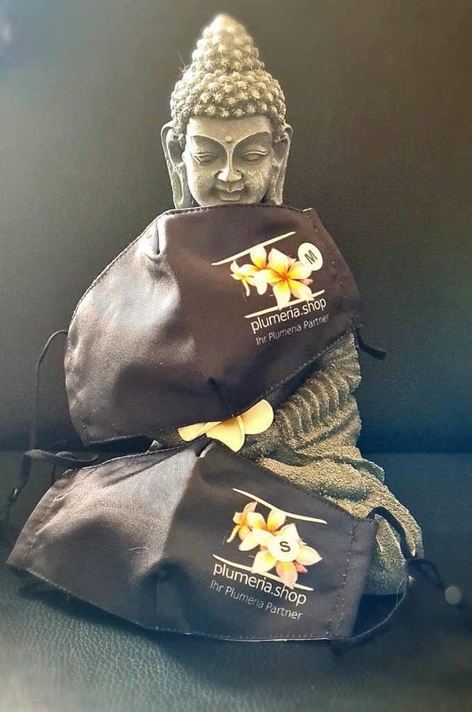 Mund &amp; Nasenmaske, schwarz mit Plumeria.Shop Logo