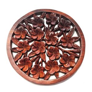 Wanddekoration mit Plumeria Blüten