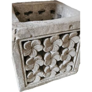 Gartenlaterne mit Frangipani Motiv aus Kalkstein