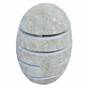 Batu Gartenleuchte aus handgeschliffenem Flussstein mit Lichtschlitzen, 30 cm hoch