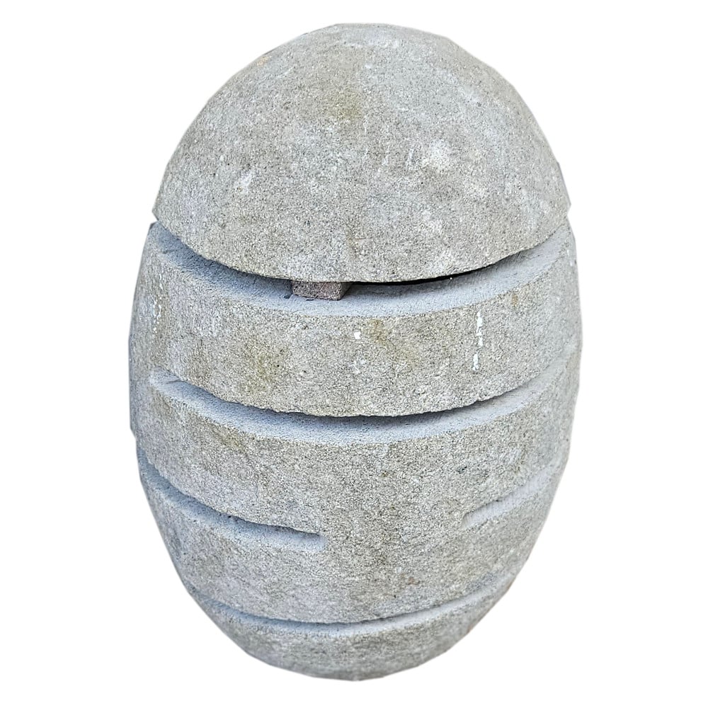 Batu Gartenleuchte aus handgeschliffenem Flussstein mit Lichtschlitzen, 30 cm hoch